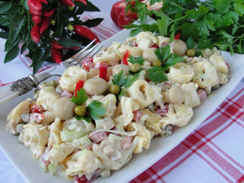 Sałatka warzywna z tortellini  