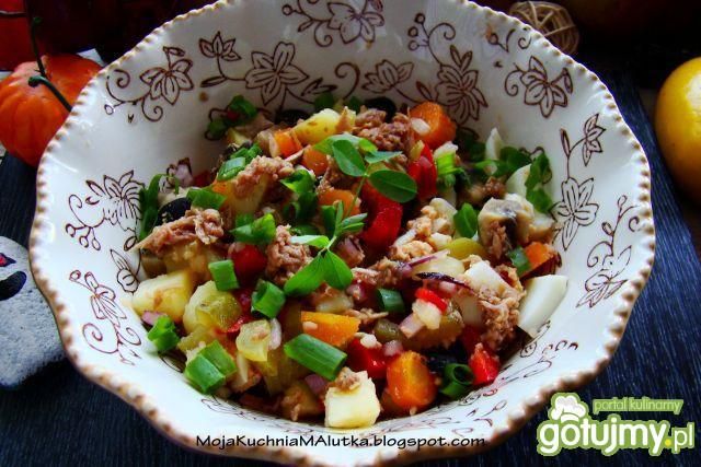 Sałatka warzywna  z tuńczykiem i pieczar Sałatka warzywna  z tuńczykiem i pieczar