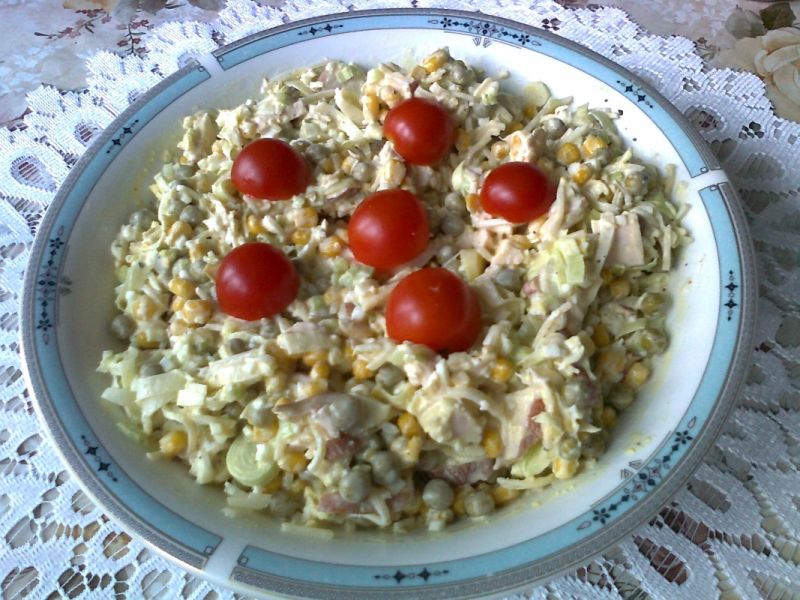 Sałatka warzywna z wędzonym kurczakiem