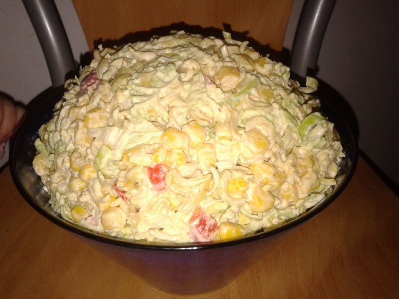 Sałatka warzywna z zupkami błyskawicznymi