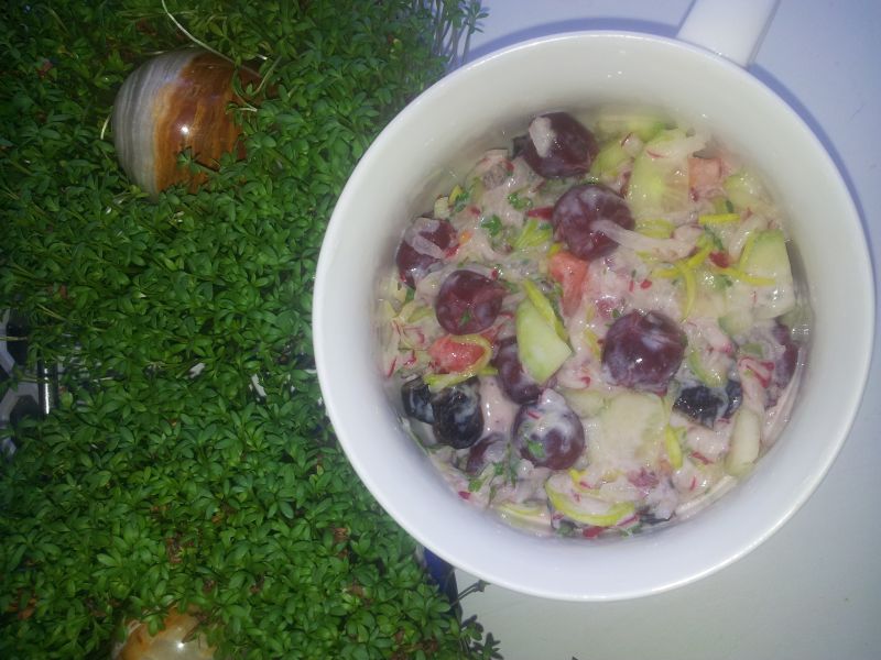 Sałatka warzywno owocowa z dodatkiem kefiru. Sałatka warzywno owocowa z dodatkiem kefiru.