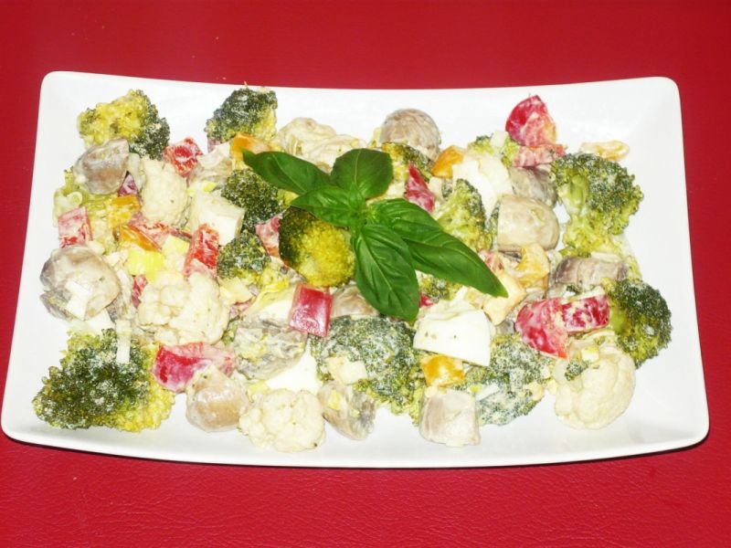 Sałatka warzywno pieczarkowa Sałatka warzywno pieczarkowa