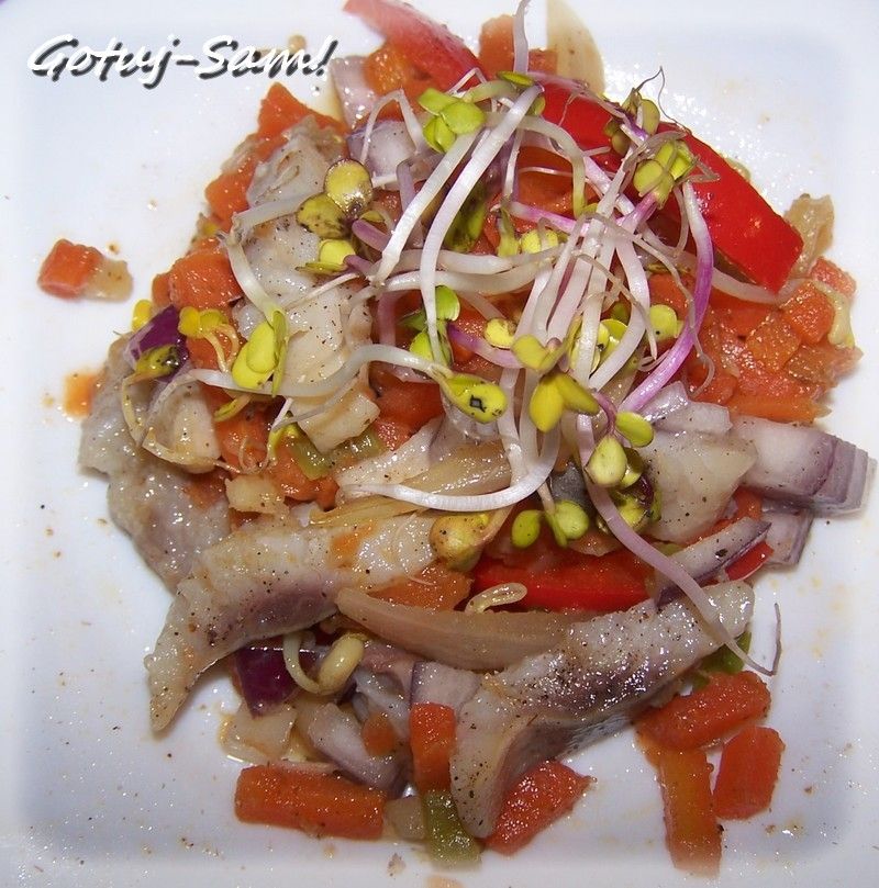 Sałatka warzywno-śledziowa z kiełkami Sałatka warzywno-śledziowa z kiełkami