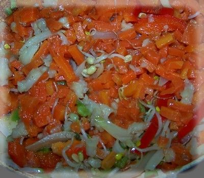 Sałatka warzywno-śledziowa z kiełkami
