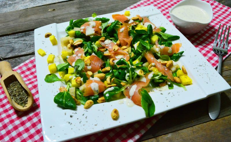 Sałatka wędzony łosoś z sosem jogurtowo - ziołowym