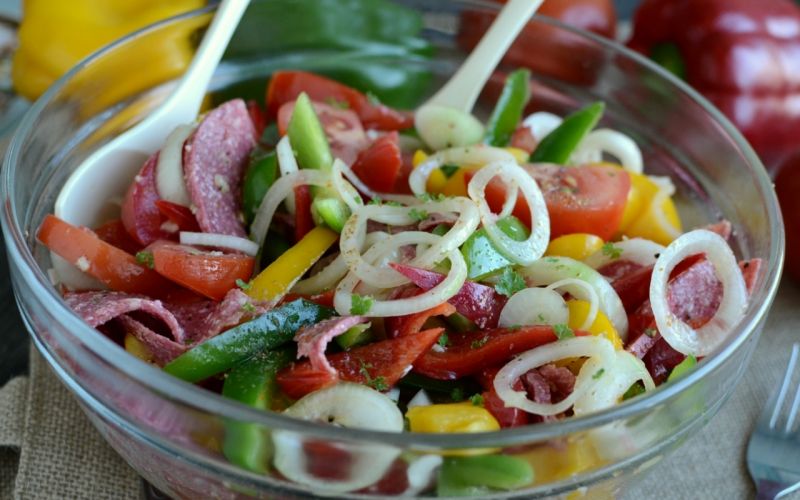 Sałatka węgierska z salami Sałatka węgierska z salami
