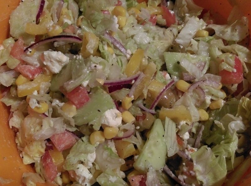 Sałatka wiejska z białym serem i winegretem