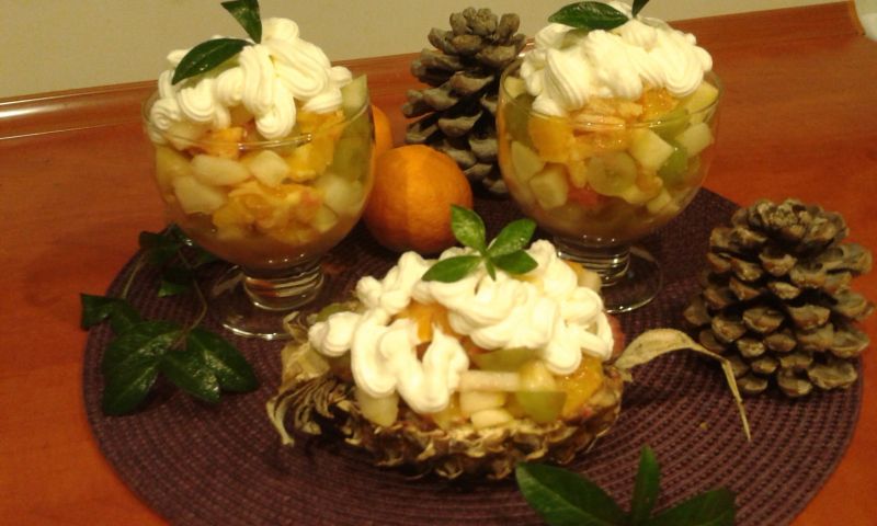 Sałatka wieloowocowa z bitą śmietaną