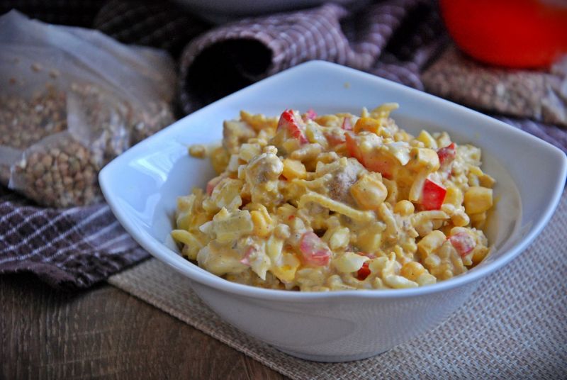 Sałatka wieloskładnikowa z białą kaszą gryczaną