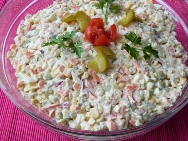 Sałatka wielowarzyna z pieczarkami Sałatka wielowarzyna z pieczarkami