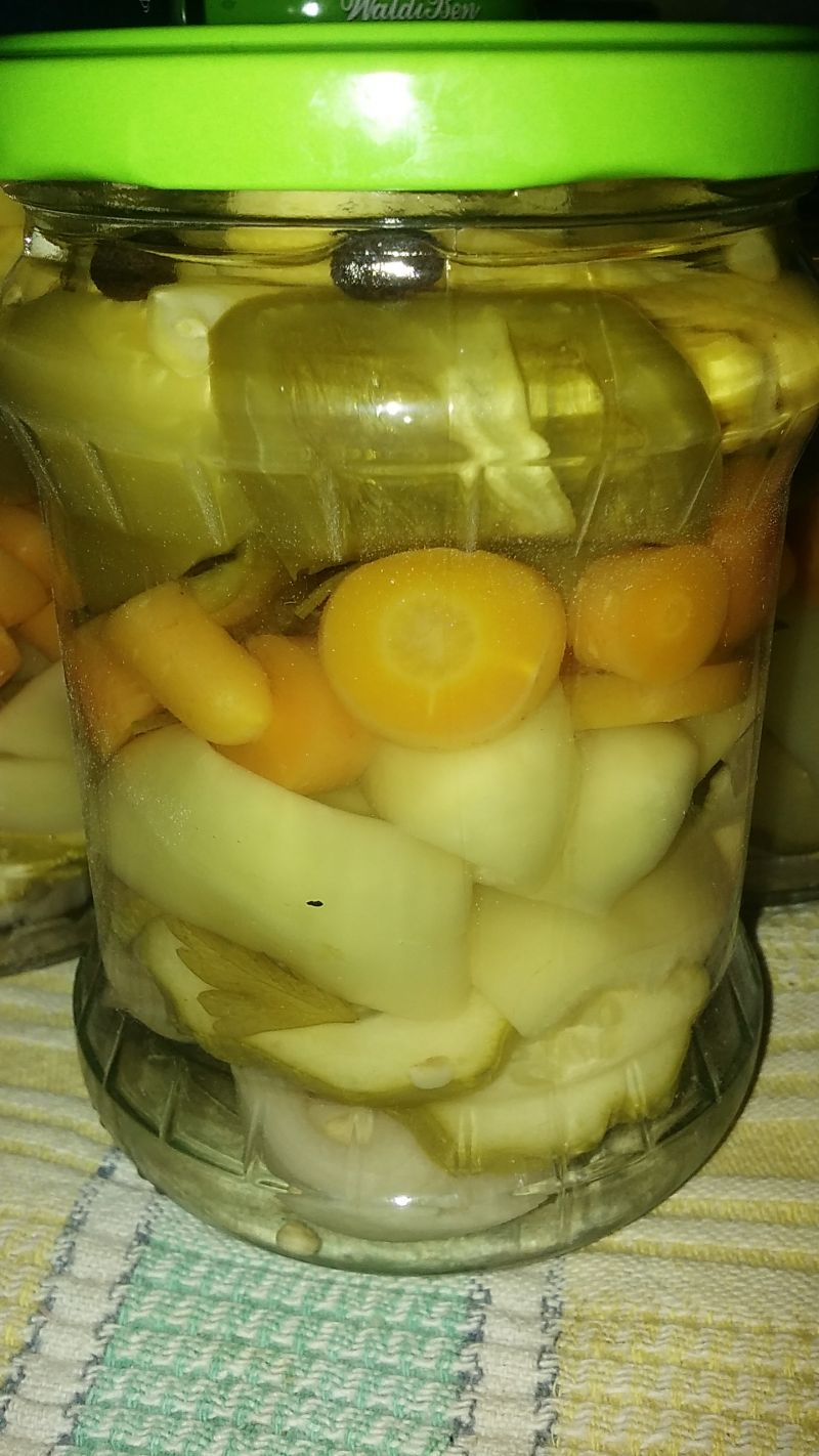 Sałatka wielowarzywna w słoikach