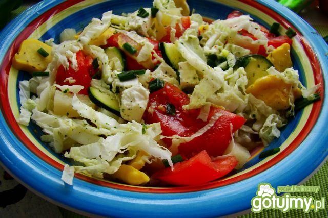 Sałatka wielowarzywna z fetą i winegret