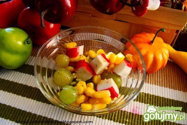 Sałatka winogronowa z paluszkami krabowy