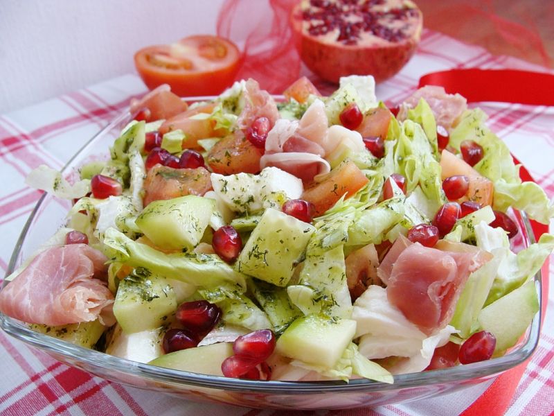 Sałatka wiosenna z granatem Sałatka wiosenna z granatem