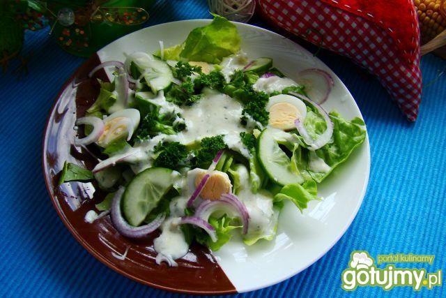 Sałatka wiosenna z jajkiem przepiórczym  Sałatka wiosenna z jajkiem przepiórczym