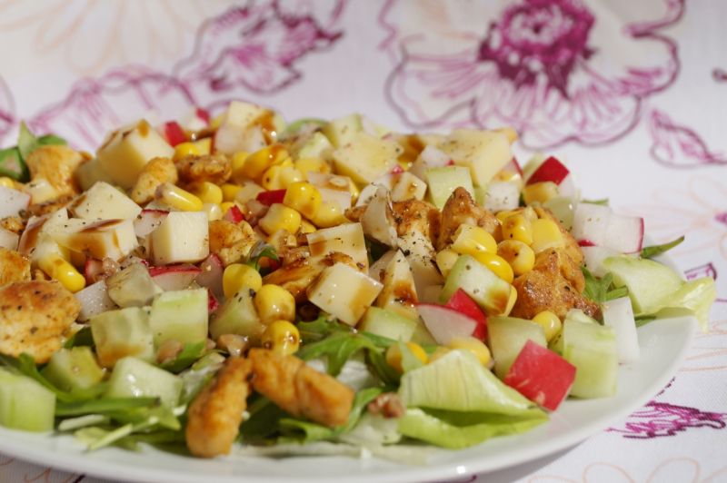 Sałatka wiosenna z kaszą i kurczakiem Sałatka wiosenna z kaszą i kurczakiem