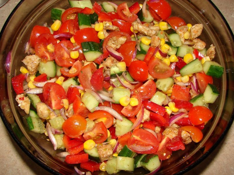 Sałatka wiosenna z kurczakiem i papryką