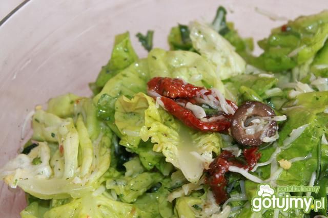 Sałatka wiosenna z oliwkami laluni Sałatka wiosenna z oliwkami laluni