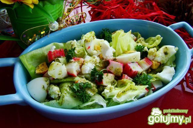 Sałatka wiosenna z paluszkami krabowymi. Sałatka wiosenna z paluszkami krabowymi.