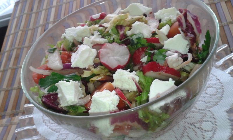 Sałatka wiosenna z rzodkiewką