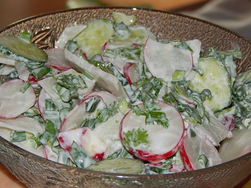 Sałatka wiosenna z rzodkiewką i kalarepką