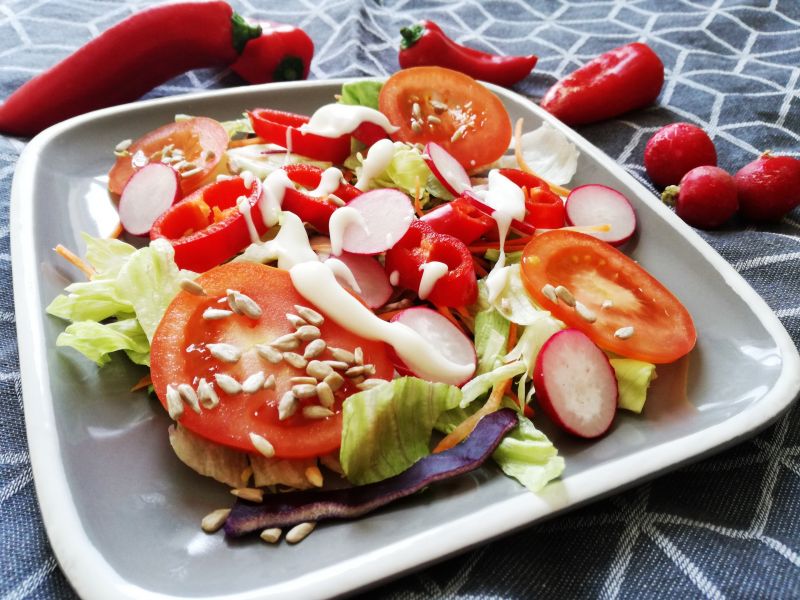 Sałatka wiosenna z rzodkiewkami