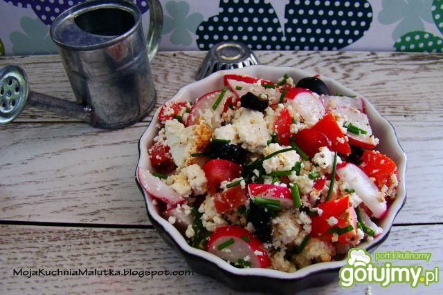 Sałatka wiosenna z serem wędzonym 