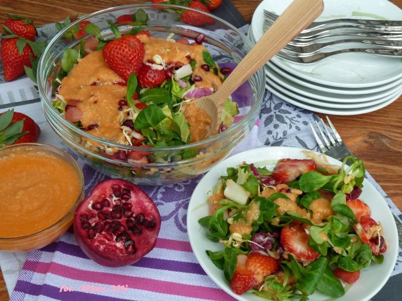 Sałatka wiosenna z sosem arbuzowo-jaglanym