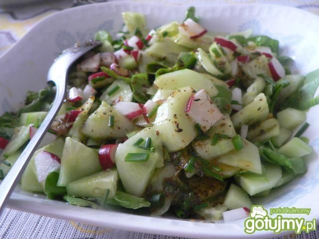 Sałatka wiosenna z sosem włoskim