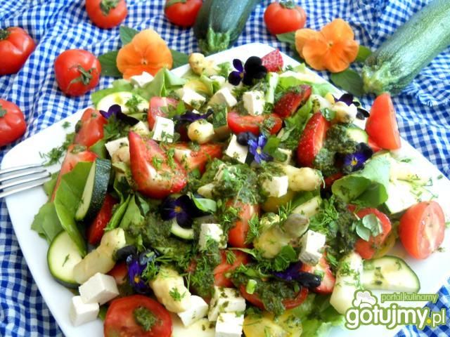 Sałatka wiosna z tofu i  sosem miętowo b