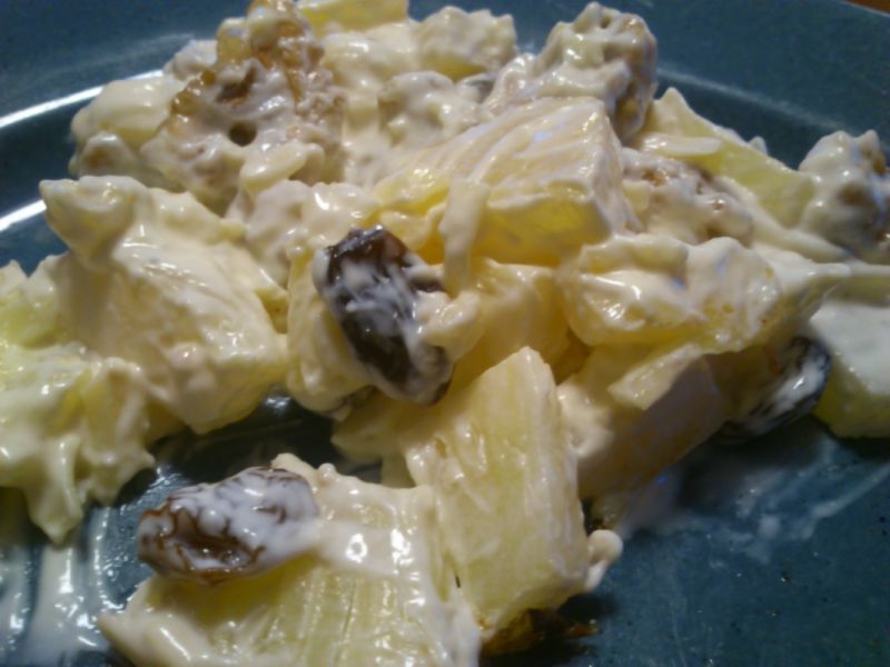 Sałatka z ananasa z orzechami i rodzynkami