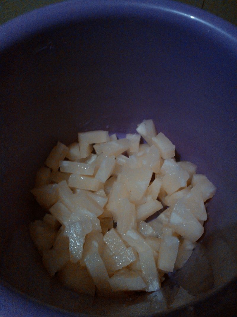 Sałatka z ananasem