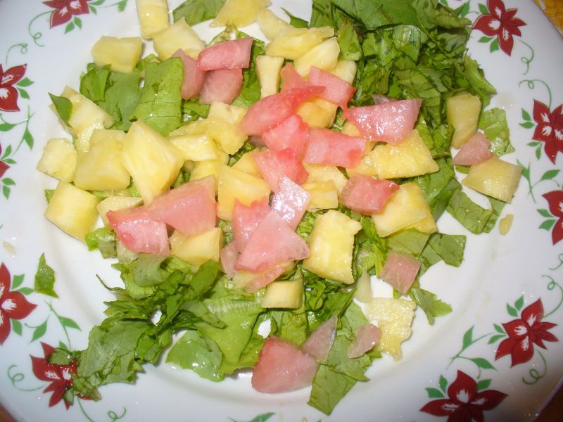 Sałatka z ananasem, arbuzem i kolendrą