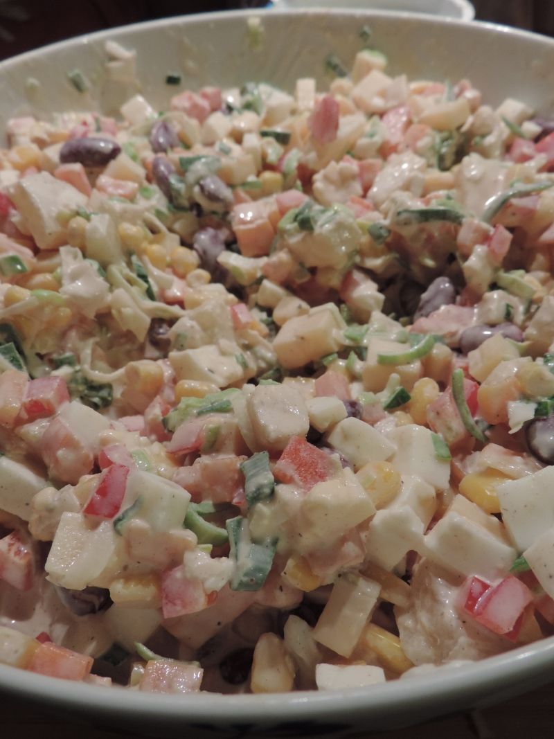 Sałatka z ananasem i czerwoną fasolką