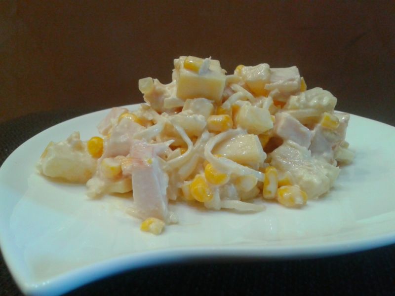 Sałatka z ananasem i kurczakiem