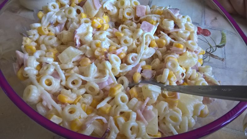 Sałatka z ananasem i makaronem Sałatka z ananasem i makaronem