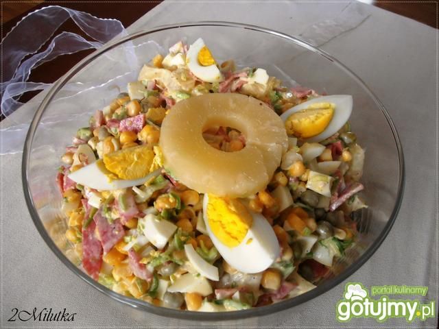 Sałatka z ananasem i salami