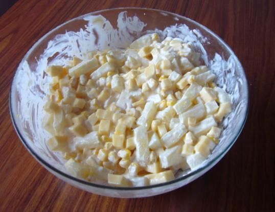 Sałatka z ananasem i serem żółtym