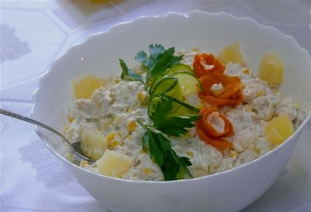 Sałatka z ananasem i śledziem 