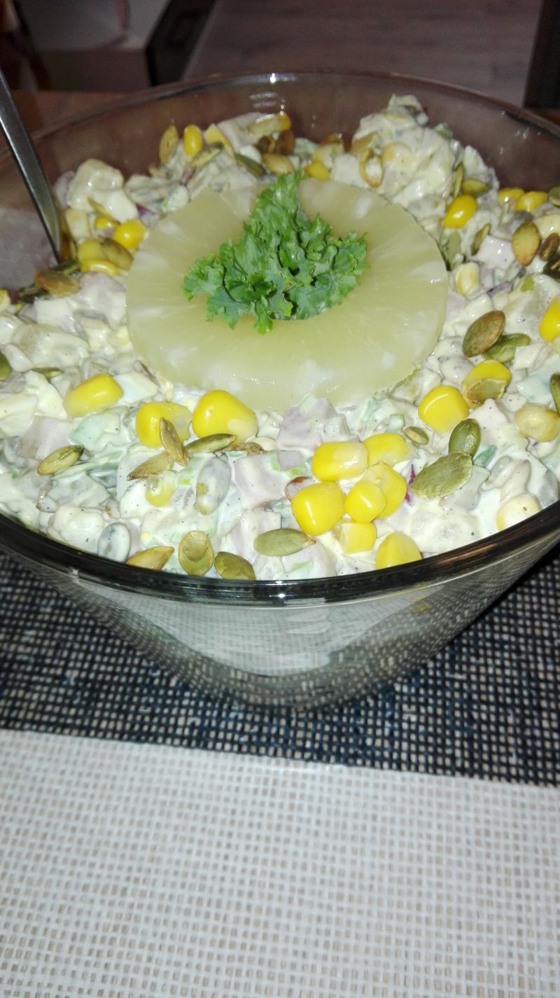 Sałatka z ananasem i szynką Sałatka z ananasem i szynką