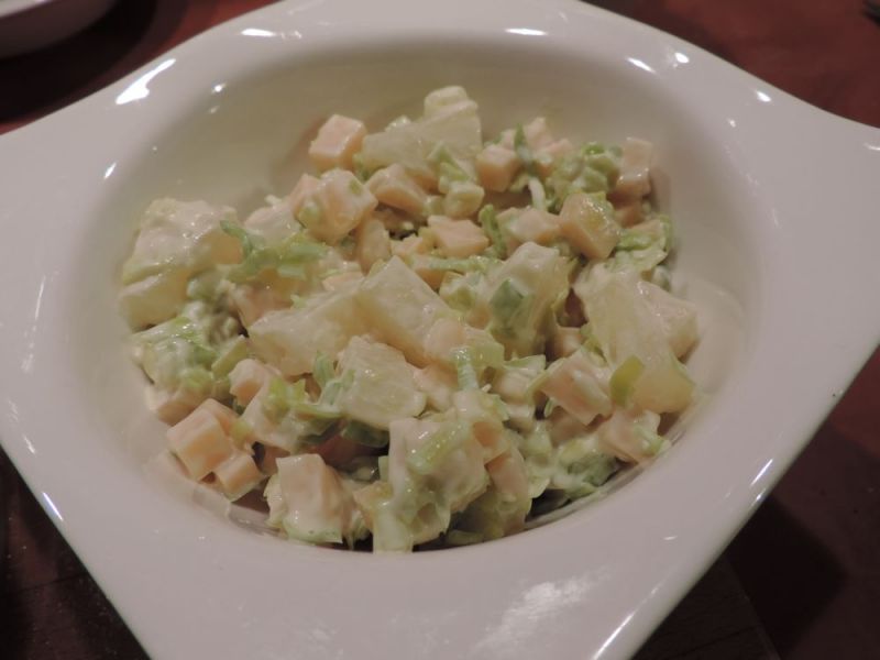 Sałatka z ananasem i żółtym serem 