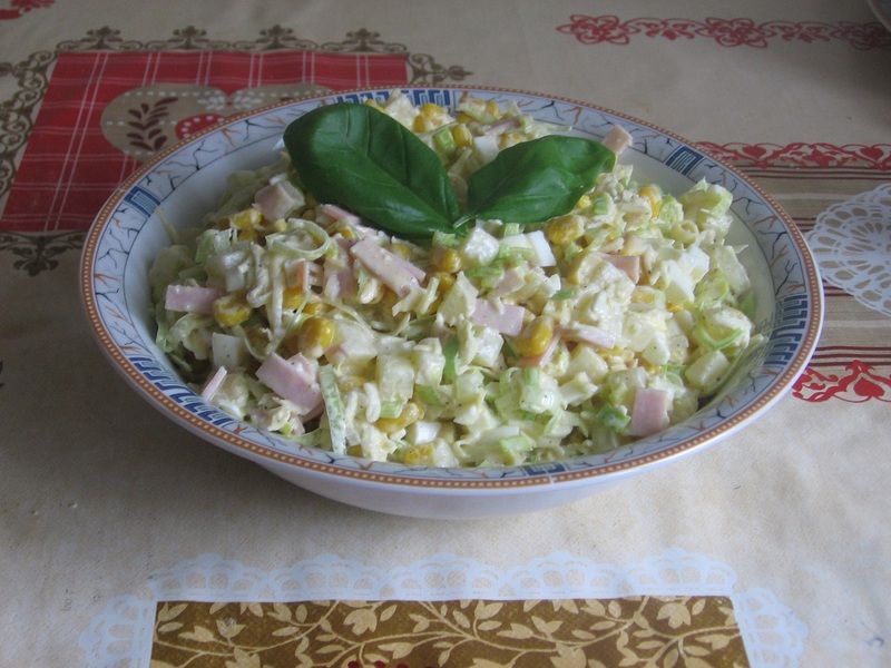 Sałatka z ananasem, porem i selerem konserwowym