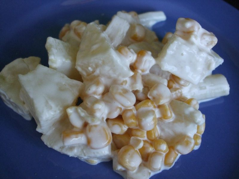 Sałatka z ananasem, szparagami i kukurydzą