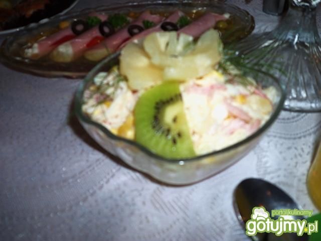 Sałatka z ananasem, szynką i selerem