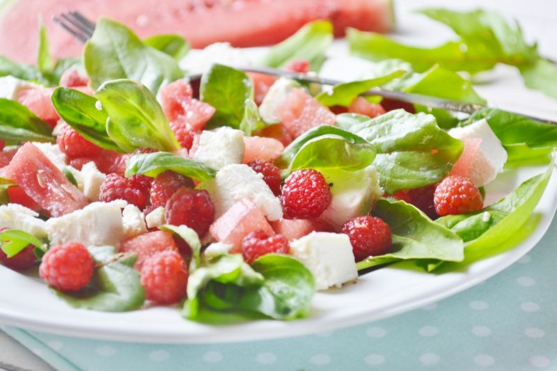 Sałatka z arbuza i fety z malinami 