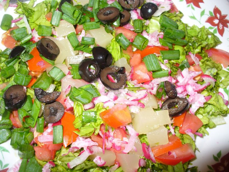 Sałatka z arbuzem,ananasem i oliwkami