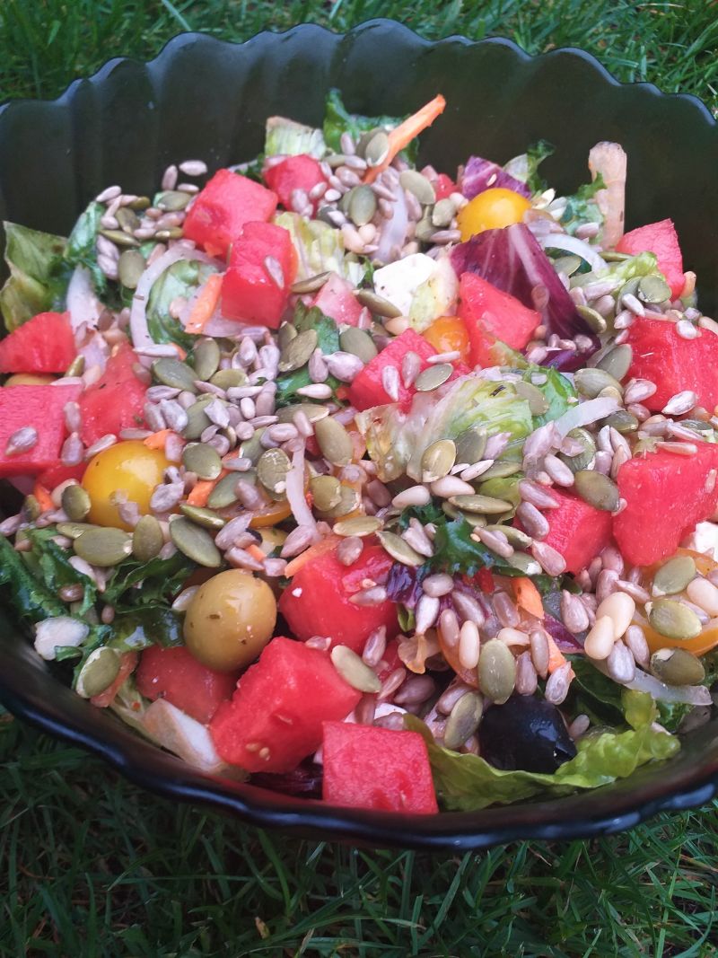 Sałatka z arbuzem, fetą i oliwkami