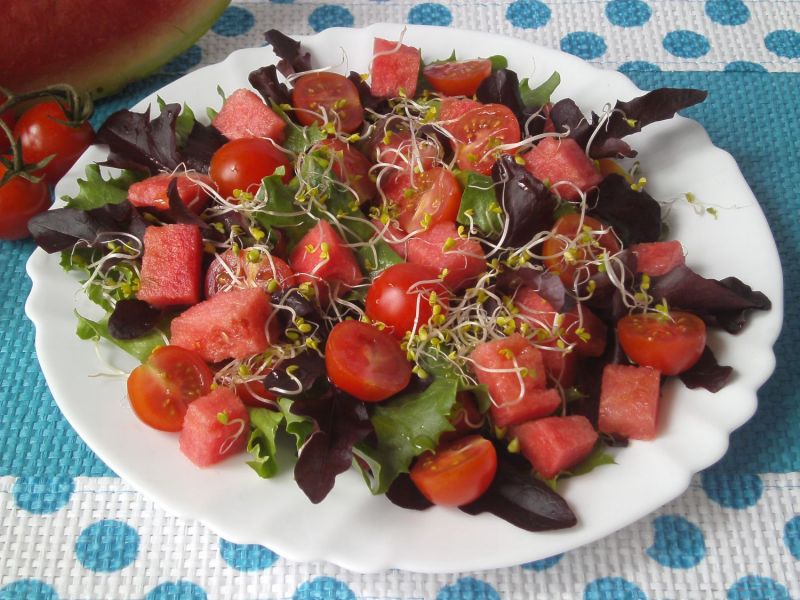 Sałatka z arbuzem i kiełkami