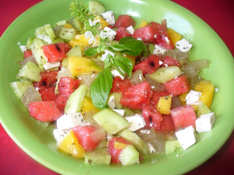 Sałatka z arbuzem i serm feta i ogórkiem