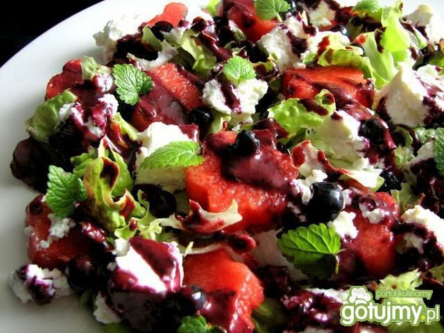 Sałatka z arbuzem, serem i jagodami 